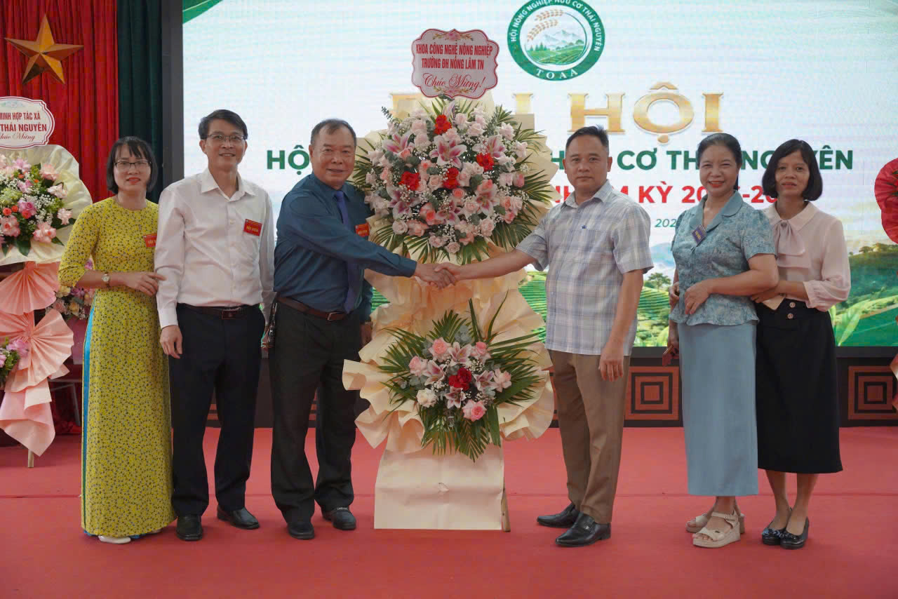 Đại diện lãnh đạo Khoa CNNN dự và tặng hoa chúc mừng Đại hội