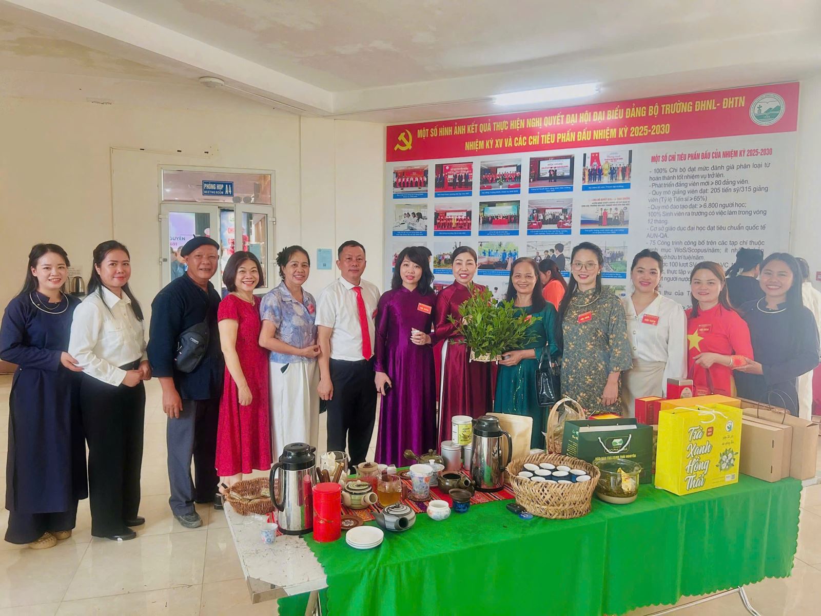 Đại biểu chụp ảnh lưu niệm tại bàn trưng bày sản phẩm nông sản của các HTX/DN là hội viên